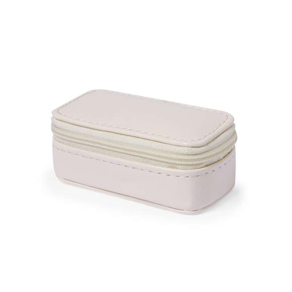 Estuche joyero fabricado en polipiel. Diseño de color natural con cierre de cremallera y dos compartimentos en su interior. Un compartimento en forma de cajita y otro compartimento con almohadillas para sujetar anillos y pendientes, forrado de suave tela. Presentado en una bolsa de papel individual.