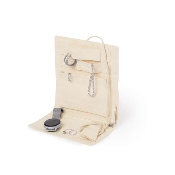 Joyero plegable fabricado en algodón, para guardar preciados artículos personales. Confeccionado en 3 partes de color natural: parte superior con cintas, parte central con bolsillo y parte inferior con bolsillo de cremallera, pudiendo plegarlo y sujetarlo firmemente con su cordón a juego.