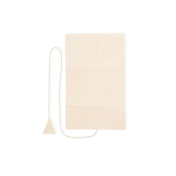 Joyero plegable fabricado en algodón, para guardar preciados artículos personales. Confeccionado en 3 partes de color natural: parte superior con cintas, parte central con bolsillo y parte inferior con bolsillo de cremallera, pudiendo plegarlo y sujetarlo firmemente con su cordón a juego.