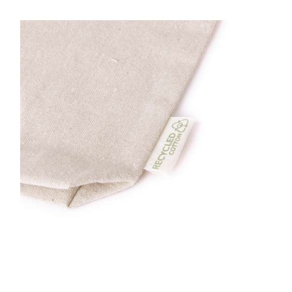 Neceser fabricado en 100% algodón reciclado en elegante tono natural. Compartimento principal con cierre de cremallera y cordón de transporte a juego. Incluye etiqueta exterior con logotipo algodón reciclado.