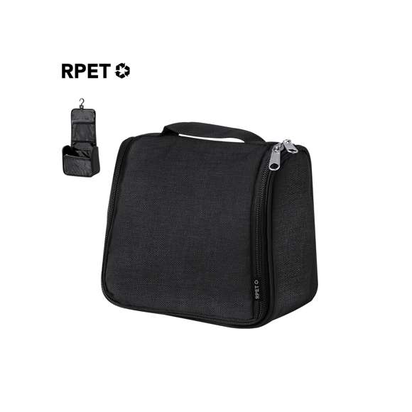 Neceser fabricado en RPET para guardar los objetos de higiene personal, con práctico gancho para poder sujetarlo en cualquier sitio. Práctico Interior con bolsillos de redecilla transpirables, que permiten ver los objetos que hay dentro. Con logotipo RPET en etiqueta. Disponible en varios colores y presentado en una bolsa individual reciclada. El material RPET se elabora a partir de plástico reciclado, para así fomentar la reutilización de residuos plásticos y ayudar a la sostenibilidad del planeta.