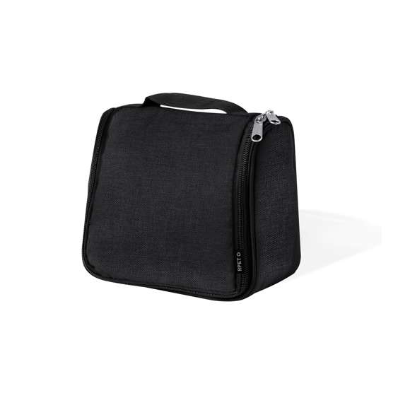 Neceser fabricado en RPET para guardar los objetos de higiene personal, con práctico gancho para poder sujetarlo en cualquier sitio. Práctico Interior con bolsillos de redecilla transpirables, que permiten ver los objetos que hay dentro. Con logotipo RPET en etiqueta. Disponible en varios colores y presentado en una bolsa individual reciclada. El material RPET se elabora a partir de plástico reciclado, para así fomentar la reutilización de residuos plásticos y ayudar a la sostenibilidad del planeta.