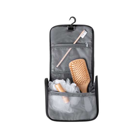 Neceser fabricado en RPET para guardar los objetos de higiene personal, con práctico gancho para poder sujetarlo en cualquier sitio. Práctico Interior con bolsillos de redecilla transpirables, que permiten ver los objetos que hay dentro. Con logotipo RPET en etiqueta. Disponible en varios colores y presentado en una bolsa individual reciclada. El material RPET se elabora a partir de plástico reciclado, para así fomentar la reutilización de residuos plásticos y ayudar a la sostenibilidad del planeta.