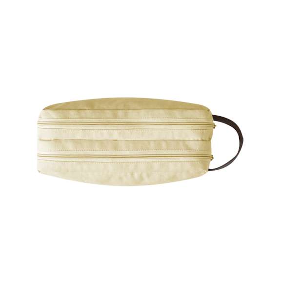 Neceser de doble compartimento fabricado en resistente canvas. Con cierre de cremallera, tiradores y asa en polipiel marrón. Disponible en elegantes colores.