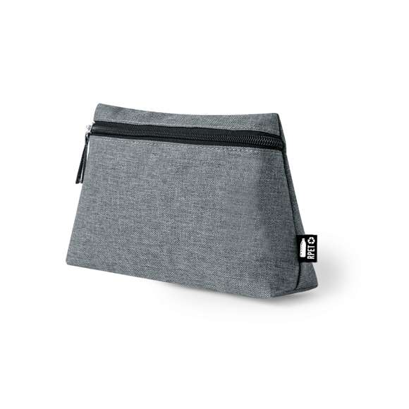Neceser multiusos en resistente 600D RPET. Con cierre de cremallera y tirador a juego de la tela. Disponible en variada gama de colores, con logotipo RPET en etiqueta exterior.El material RPET se elabora a partir de plástico reciclado, para así fomentar la reutilización de residuos plásticos y ayudar a la sostenibilidad del planeta.