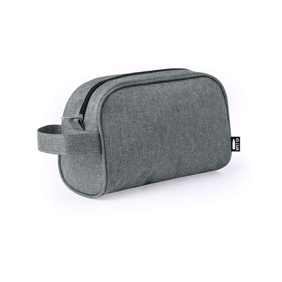 Neceser multiusos en resistente 600D RPET. Con cierre de cremallera y tirador metálico. Disponible en variada gama de elegantes colores, con logotipo RPET en etiqueta exterior.El material RPET se elabora a partir de plástico reciclado, para así fomentar la reutilización de residuos plásticos y ayudar a la sostenibilidad del planeta.