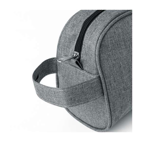 Neceser multiusos en resistente 600D RPET. Con cierre de cremallera y tirador metálico. Disponible en variada gama de elegantes colores, con logotipo RPET en etiqueta exterior.El material RPET se elabora a partir de plástico reciclado, para así fomentar la reutilización de residuos plásticos y ayudar a la sostenibilidad del planeta.