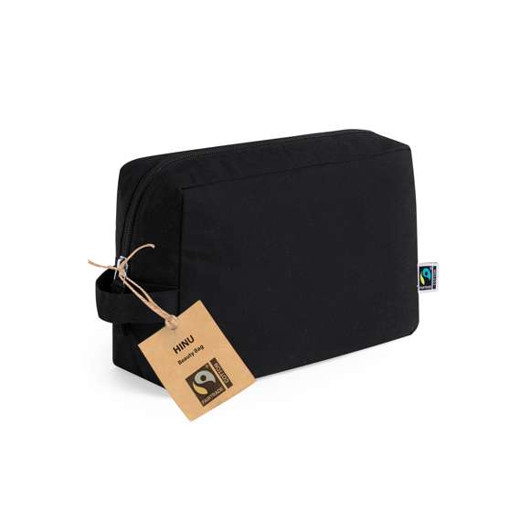 Neceser de línea nature, fabricado en algodón 100%. Compartimento principal con cierre de cremallera y tirador a juego, en elegante tono negro. Incluida etiqueta Fairtrade y etiqueta con logotipo en cartón reciclado.Con certificación Fairtrade (Comercio Justo), un sistema comercial solidario y alternativo al convencional que persigue el desarrollo de los pueblos y la lucha contra la pobreza.