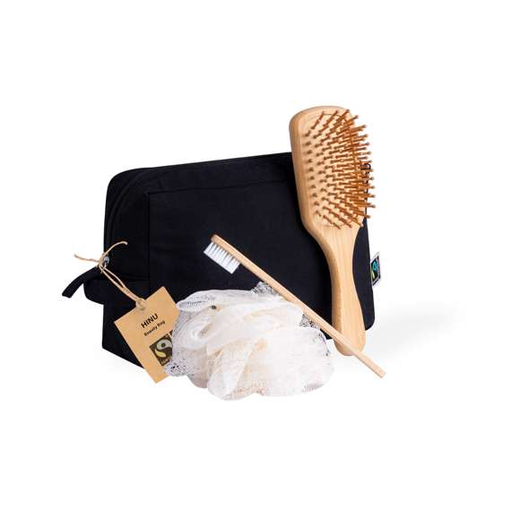 Neceser de línea nature, fabricado en algodón 100%. Compartimento principal con cierre de cremallera y tirador a juego, en elegante tono negro. Incluida etiqueta Fairtrade y etiqueta con logotipo en cartón reciclado.Con certificación Fairtrade (Comercio Justo), un sistema comercial solidario y alternativo al convencional que persigue el desarrollo de los pueblos y la lucha contra la pobreza.