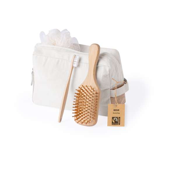 Neceser Fairtrade de línea nature, fabricado en algodón 100%. Compartimento principal con cierre de cremallera y tirador a juego, con laterales y base reforzados en yute. En elegante tono natural. Incluida etiqueta Fairtrade y etiqueta con logotipo en cartón reciclado.Con certificación Fairtrade (Comercio Justo), un sistema comercial solidario y alternativo al convencional que persigue el desarrollo de los pueblos y la lucha contra la pobreza.