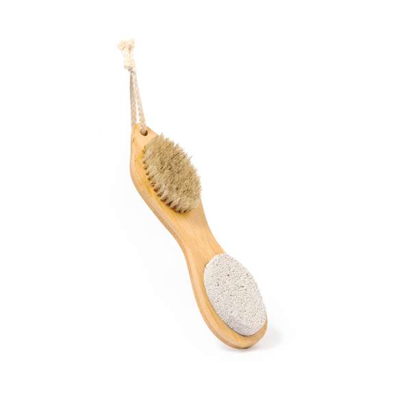 Práctico cepillo exfoliante en madera natural. Cuatro funciones diferentes en cada extremo del cepillo: en un extremo con piedra pómez y lija metálica; y en el otro extremo con lija natural y suaves cerdas. Con práctico cordón para colgarlo después de su uso.