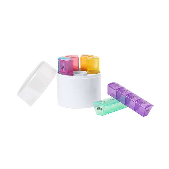 Compacto pastillero semanal. Estuche en forma de cilindro con 7 compartimentos diferenciados por colores y siglas para identificar rápidamente el día de la semana. Cada compartimento está dividido en 4 casillas independientes correspondientes a cada parte del día. Presentado individualmente en bolsa reciclada.