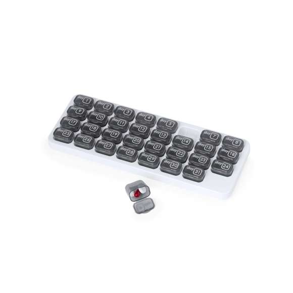 Original pastillero mensual fabricado en resistente PP. Organizador de 31 casillas independientes y extraíbles para guardar día a día todos los comprimidos necesarios. Elegante base blanca y casillas de color gris con el día del mes marcado. Presentado en bolsa individual.