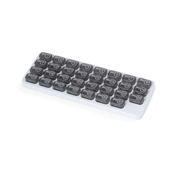 Original pastillero mensual fabricado en resistente PP. Organizador de 31 casillas independientes y extraíbles para guardar día a día todos los comprimidos necesarios. Elegante base blanca y casillas de color gris con el día del mes marcado. Presentado en bolsa individual.
