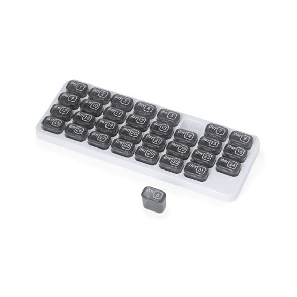 Original pastillero mensual fabricado en resistente PP. Organizador de 31 casillas independientes y extraíbles para guardar día a día todos los comprimidos necesarios. Elegante base blanca y casillas de color gris con el día del mes marcado. Presentado en bolsa individual.
