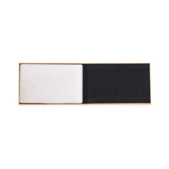 Espejo plegable 1X fabricado en corcho. Práctico espejo portátil recubierto de suave corcho con solapa para proteger el cristal y función de soporte para apoyarlo cómodamente. Presentado en una caja individual de diseño kraft.