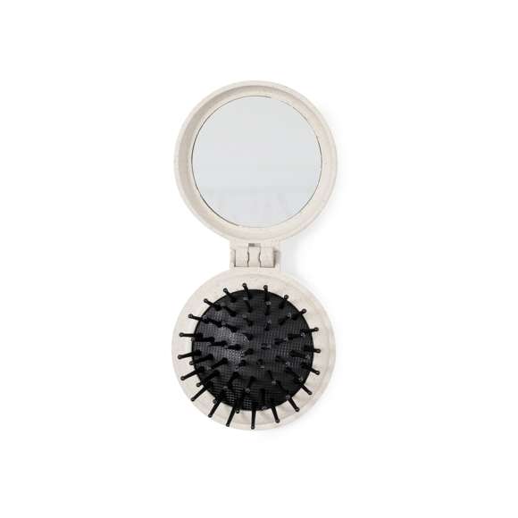 Cepillo plegable con espejo fabricado en caña de trigo. Práctico peine con suaves cerdas compactas que se pueden plegar, con espejo en el interior de la tapa. Presentado en una bolsa individual de papel kraft. La caña de trigo fomenta la utilización de materias primas naturales, reduciendo así las emisiones contaminantes.