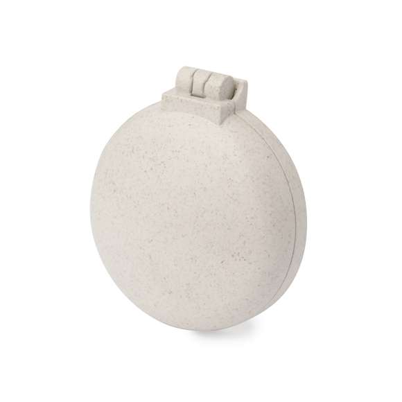 Cepillo plegable con espejo fabricado en caña de trigo. Práctico peine con suaves cerdas compactas que se pueden plegar, con espejo en el interior de la tapa. Presentado en una bolsa individual de papel kraft. La caña de trigo fomenta la utilización de materias primas naturales, reduciendo así las emisiones contaminantes.
