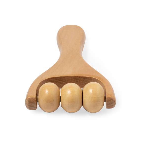 Masajeador elaborado en madera natural. Diseñado para proporcionar alivio y bienestar. Su empuñadura ergonómica garantiza un manejo cómodo, mientras que sus tres rodillos de madera ofrecen eficiencia y un masaje revitalizante, liberando la tensión muscular. Presentado individualmente en caja de diseño kraft.