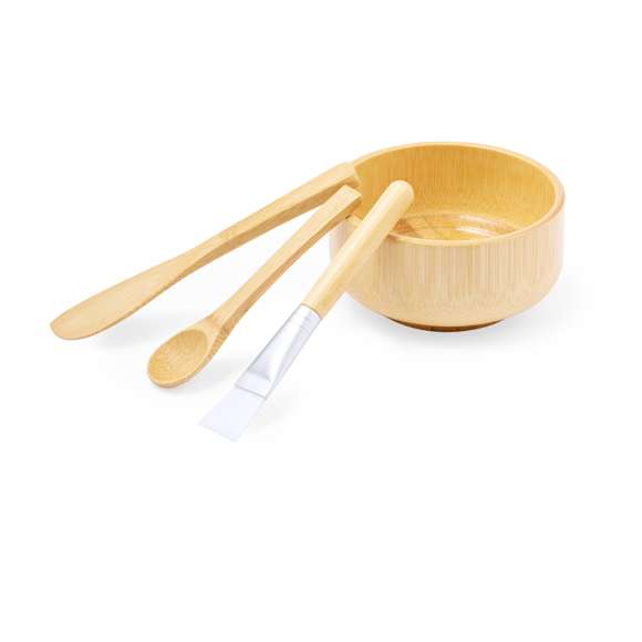 Completo set de mascarilla fabricado en bambú, ideal para una correcta aplicación de la mascarilla facial . Compuesto por 4 piezas: cuenco de elegante diseño, cuchara, paleta y brocha de suaves cerdas. Fácil de limpiar y presentado individualmente en caja de diseño kraft.