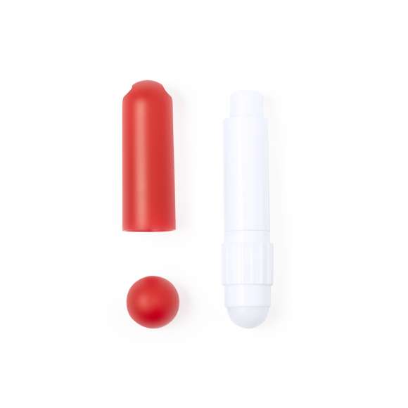 Set de bálsamo labial y protector solar. Práctico complemento con doble función y cómodo de transportar por su tamaño. Un extremo con bálsamo labial SPF15 y el otro extremo con protector solar SPF30 de agradable aroma a vainilla. Dermatológicamente testado y disponible en variada gama de colores. Presentado individualmente en una bolsa reciclada.