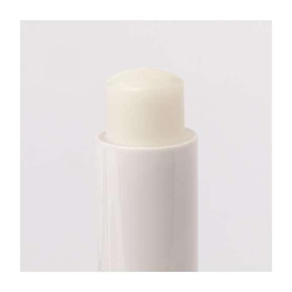 Set de bálsamo labial y protector solar. Práctico complemento con doble función y cómodo de transportar por su tamaño. Un extremo con bálsamo labial SPF15 y el otro extremo con protector solar SPF30 de agradable aroma a vainilla. Dermatológicamente testado y disponible en variada gama de colores. Presentado individualmente en una bolsa reciclada.