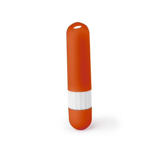 Set de bálsamo labial y protector solar. Práctico complemento con doble función y cómodo de transportar por su tamaño. Un extremo con bálsamo labial SPF15 y el otro extremo con protector solar SPF30 de agradable aroma a vainilla. Dermatológicamente testado y disponible en variada gama de colores. Presentado individualmente en una bolsa reciclada.
