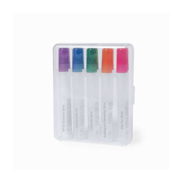 Excelente set de protección solar, muy completo y cómodo de transportar. Contiene 5 sprays, cada uno de ellos identificado y con vaporizador de un color diferente: protección solar SPF30, crema hidratante para después de tomar el sol, gel hidroalcohólico, citronela y solución para aliviar el escozor producido por las picaduras. Dermatológicamente testado y presentado en un resistente estuche de plástico transparente.