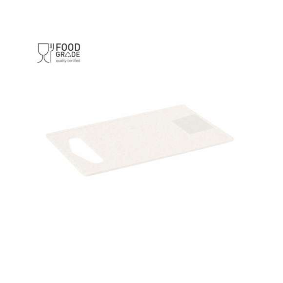 Tabla de cocina para cortar fabricada en PP. Con asa para un firme agarre, fácil de limpiar y guardar. Presentada individualmente bolsa reciclada.