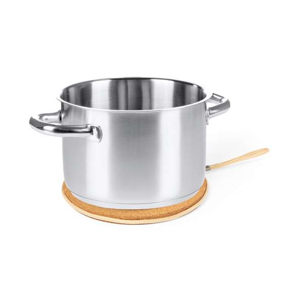 Práctico soporte de cocina fabricado en corcho natural. Es resistente a altas temperaturas y está especialmente diseñado para apoyar recipientes calientes como ollas y sartenes, preservando la superficie que hay debajo. Con cordón en la base para colgar. Elaborado con elementos vegetales para así fomentar la utilización de materias primas naturales y reducir las emisiones contaminantes.