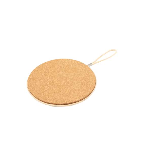 Práctico soporte de cocina fabricado en corcho natural. Es resistente a altas temperaturas y está especialmente diseñado para apoyar recipientes calientes como ollas y sartenes, preservando la superficie que hay debajo. Con cordón en la base para colgar. Elaborado con elementos vegetales para así fomentar la utilización de materias primas naturales y reducir las emisiones contaminantes.