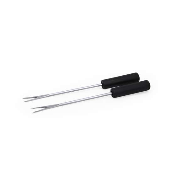 Fabulosa fondue fabricada en cerámica y metal. Incluye cuenco de cerámica, una base de metal y dos tenedores metálicos. Permite mantener la comida caliente o preparar platos exquisitos en cualquier lugar al colocar una vela en la base para calentar el cuenco. Presentada en caja individual.