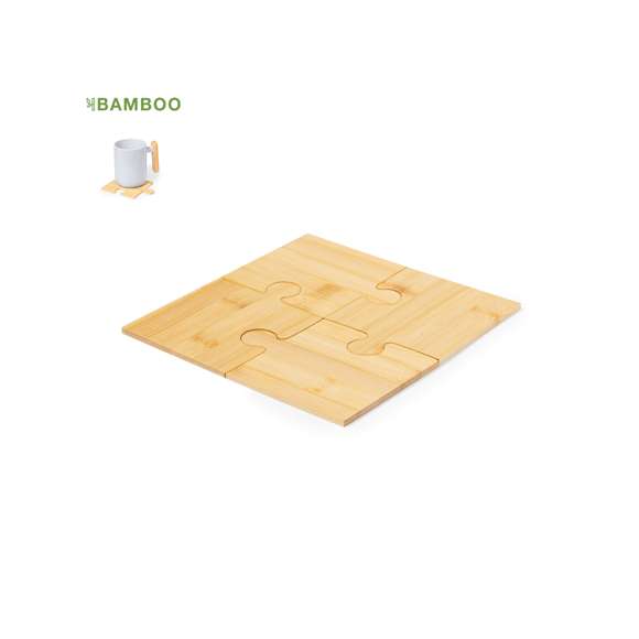 Set de posavasos fabricados en bambú. Consta de 4 piezas diseñadas en forma de puzle. Presentado individualmente en caja diseño kraft. Materiales como el bambú fomentan la utilización de materias primas naturales, reduciendo las emisiones contaminantes. Proviene de una planta de gran resistencia y versatilidad, con crecimiento y regeneración rápidos, siendo una excelente alternativa al uso de madera tradicional.