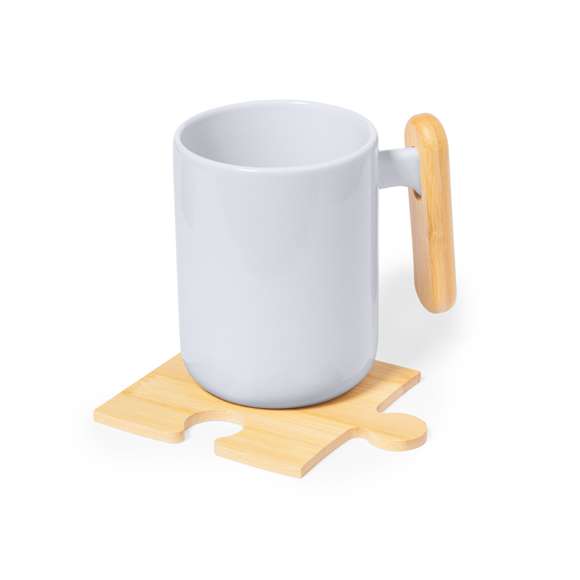 Set de posavasos fabricados en bambú. Consta de 4 piezas diseñadas en forma de puzle. Presentado individualmente en caja diseño kraft. Materiales como el bambú fomentan la utilización de materias primas naturales, reduciendo las emisiones contaminantes. Proviene de una planta de gran resistencia y versatilidad, con crecimiento y regeneración rápidos, siendo una excelente alternativa al uso de madera tradicional.