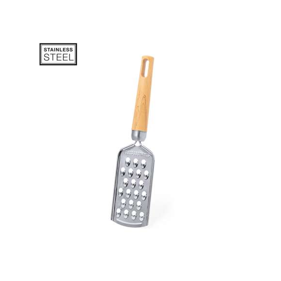 Rallador de mano fabricado en acero inox. Cuenta con un mango ergonómico fabricado en PP, con apertura que permite colgarlo cómodamente. Presentado en bolsa de papel reciclado.