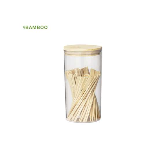 Set de palillos fabricados en bambú. Cuenta con 50 piezas presentadas en elegante tarro tránsparente con tapadera de bambú a presión. Presentado en caja kraft individual. Materiales como el bambú fomentan la utilización de materias primas naturales, reduciendo las emisiones contaminantes. Proviene de una planta de gran resistencia y versatilidad, con crecimiento y regeneración rápidos, siendo una excelente alternativa al uso de madera tradicional.