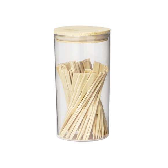 Set de palillos fabricados en bambú. Cuenta con 50 piezas presentadas en elegante tarro tránsparente con tapadera de bambú a presión. Presentado en caja kraft individual. Materiales como el bambú fomentan la utilización de materias primas naturales, reduciendo las emisiones contaminantes. Proviene de una planta de gran resistencia y versatilidad, con crecimiento y regeneración rápidos, siendo una excelente alternativa al uso de madera tradicional.