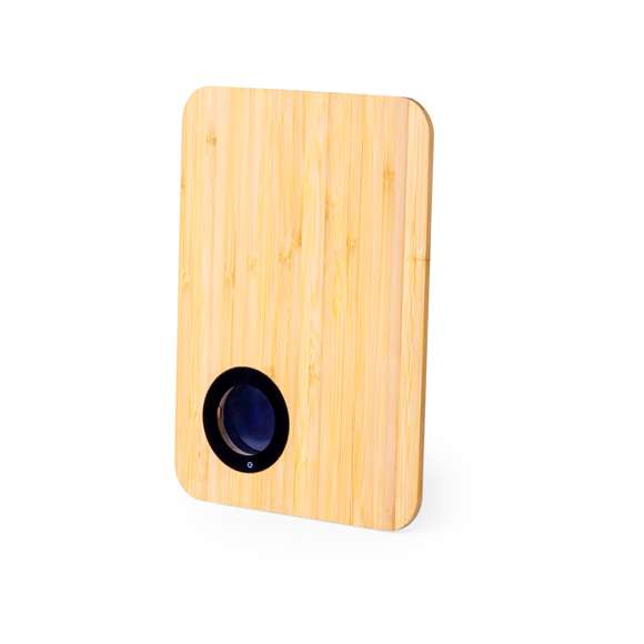 Tabla de corte fabricada en resistente bambú, con báscula digital integrada. Báscula con pantalla LCD que indica el peso en kg (máximo 5kg) y botón táctil ON/OFF. Con funciones de apagado automático, tara y selección de unidad de medida. Alimentado por 2 pilas AAA (no incluidas), con base antideslizante y troquelado para colgar. Presentada individualmente en caja de diseño kraft. Materiales como el bambú fomentan la utilización de materias primas naturales, reduciendo las emisiones contaminantes. Proviene de una planta de gran resistencia y versatilidad, con crecimiento y regeneración rápidos, siendo una excelente alternativa al uso de madera tradicional.