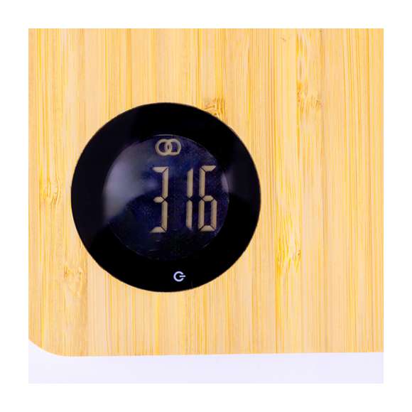 Tabla de corte fabricada en resistente bambú, con báscula digital integrada. Báscula con pantalla LCD que indica el peso en kg (máximo 5kg) y botón táctil ON/OFF. Con funciones de apagado automático, tara y selección de unidad de medida. Alimentado por 2 pilas AAA (no incluidas), con base antideslizante y troquelado para colgar. Presentada individualmente en caja de diseño kraft. Materiales como el bambú fomentan la utilización de materias primas naturales, reduciendo las emisiones contaminantes. Proviene de una planta de gran resistencia y versatilidad, con crecimiento y regeneración rápidos, siendo una excelente alternativa al uso de madera tradicional.