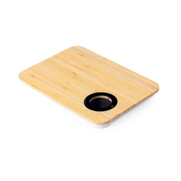 Tabla de corte fabricada en resistente bambú, con báscula digital integrada. Báscula con pantalla LCD que indica el peso en kg (máximo 5kg) y botón táctil ON/OFF. Con funciones de apagado automático, tara y selección de unidad de medida. Alimentado por 2 pilas AAA (no incluidas), con base antideslizante y troquelado para colgar. Presentada individualmente en caja de diseño kraft. Materiales como el bambú fomentan la utilización de materias primas naturales, reduciendo las emisiones contaminantes. Proviene de una planta de gran resistencia y versatilidad, con crecimiento y regeneración rápidos, siendo una excelente alternativa al uso de madera tradicional.