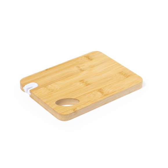 Tabla afilador fabricada en suave bambú. Con práctico afilador de cuchillo en el borde para obtener un corte siempre preciso y troquelado para fácil manejo y almacenamiento. Presentada individualmente en caja de diseño kraft.Materiales como el bambú fomentan la utilización de materias primas naturales, reduciendo las emisiones contaminantes. Proviene de una planta de gran resistencia y versatilidad, con crecimiento y regeneración rápidos, siendo una excelente alternativa al uso de madera tradicional.