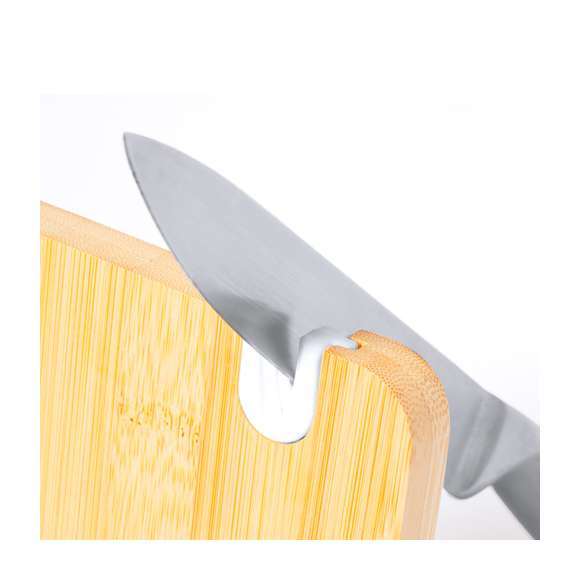 Tabla afilador fabricada en suave bambú. Con práctico afilador de cuchillo en el borde para obtener un corte siempre preciso y troquelado para fácil manejo y almacenamiento. Presentada individualmente en caja de diseño kraft.Materiales como el bambú fomentan la utilización de materias primas naturales, reduciendo las emisiones contaminantes. Proviene de una planta de gran resistencia y versatilidad, con crecimiento y regeneración rápidos, siendo una excelente alternativa al uso de madera tradicional.