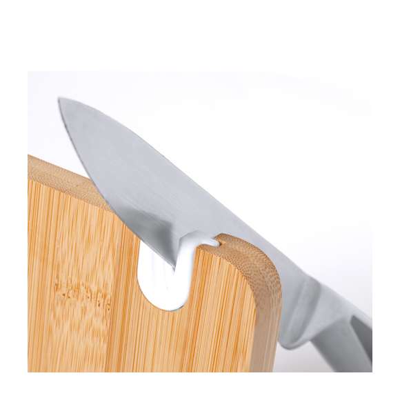 Tabla afilador fabricada en bambú de suave y resistente acabado. Con práctico afilador de cuchillo en el borde para obtener un corte siempre preciso y mango para un fácil manejo. Presentada individualmente en caja de diseño kraft. Materiales como el bambú fomentan la utilización de materias primas naturales, reduciendo las emisiones contaminantes. Proviene de una planta de gran resistencia y versatilidad, con crecimiento y regeneración rápidos, siendo una excelente alternativa al uso de madera tradicional.