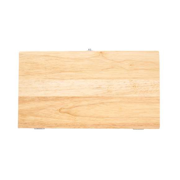 Set de cuchillos hechos en madera natural y acero inox, en estuche de madera troquelado con cierre metálico. Incluye: trinchador, cuchillo para deshuesar, cuchillo para filetear y cuchillo cocinero. Presentado en caja de diseño kraft.