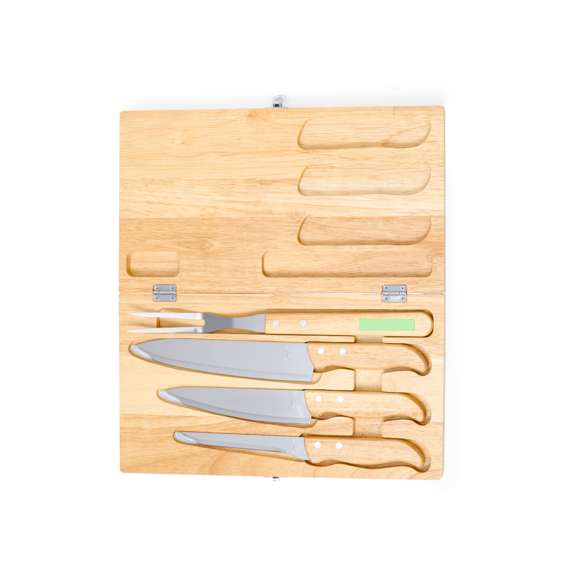 Set de cuchillos hechos en madera natural y acero inox, en estuche de madera troquelado con cierre metálico. Incluye: trinchador, cuchillo para deshuesar, cuchillo para filetear y cuchillo cocinero. Presentado en caja de diseño kraft.