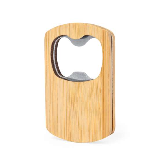 Abridor de botellas fabricado en bambú, con imán para poder adherirlo a cualquier superficie metálica. Presentado individualmente caja de diseño kraft. Materiales como el bambú fomentan la utilización de materias primas naturales, reduciendo las emisiones contaminantes. Proviene de una planta de gran resistencia y versatilidad, con crecimiento y regeneración rápidos, siendo una excelente alternativa al uso de madera tradicional.