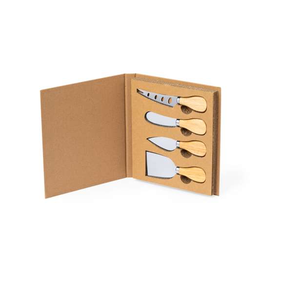 Set de quesos fabricado en madera. Utensilios fabricados en acero inox y mango de madera, con cuatro modelos diferentes: para quesos duros, quesos blandos, quesos semiduros y quesos en trozos. Presentados en original estuche de cartón reciclado, con interior troquelado para cada accesorio.