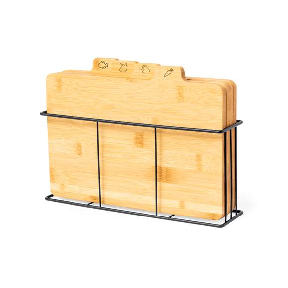 Conjunto de tablas de corte fabricadas en bambú, cada una fácilmente identificable por los dibujos tallados específicamente para pescado, carne blanca, carne roja y verduras. Incluye una cesta metálica con guías para un almacenamiento ordenado. Presentado en caja de diseño kraft.Materiales como el bambú fomentan la utilización de materias primas naturales, reduciendo las emisiones contaminantes. Proviene de una planta de gran resistencia y versatilidad, con crecimiento y regeneración rápidos, siendo una excelente alternativa al uso de madera tradicional.