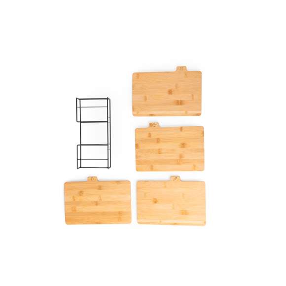 Conjunto de tablas de corte fabricadas en bambú, cada una fácilmente identificable por los dibujos tallados específicamente para pescado, carne blanca, carne roja y verduras. Incluye una cesta metálica con guías para un almacenamiento ordenado. Presentado en caja de diseño kraft.Materiales como el bambú fomentan la utilización de materias primas naturales, reduciendo las emisiones contaminantes. Proviene de una planta de gran resistencia y versatilidad, con crecimiento y regeneración rápidos, siendo una excelente alternativa al uso de madera tradicional.