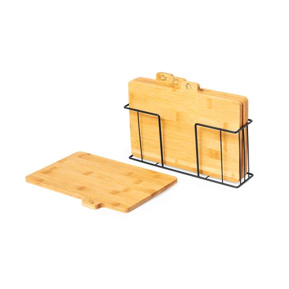 Conjunto de tablas de corte fabricadas en bambú, cada una fácilmente identificable por los dibujos tallados específicamente para pescado, carne blanca, carne roja y verduras. Incluye una cesta metálica con guías para un almacenamiento ordenado. Presentado en caja de diseño kraft.Materiales como el bambú fomentan la utilización de materias primas naturales, reduciendo las emisiones contaminantes. Proviene de una planta de gran resistencia y versatilidad, con crecimiento y regeneración rápidos, siendo una excelente alternativa al uso de madera tradicional.